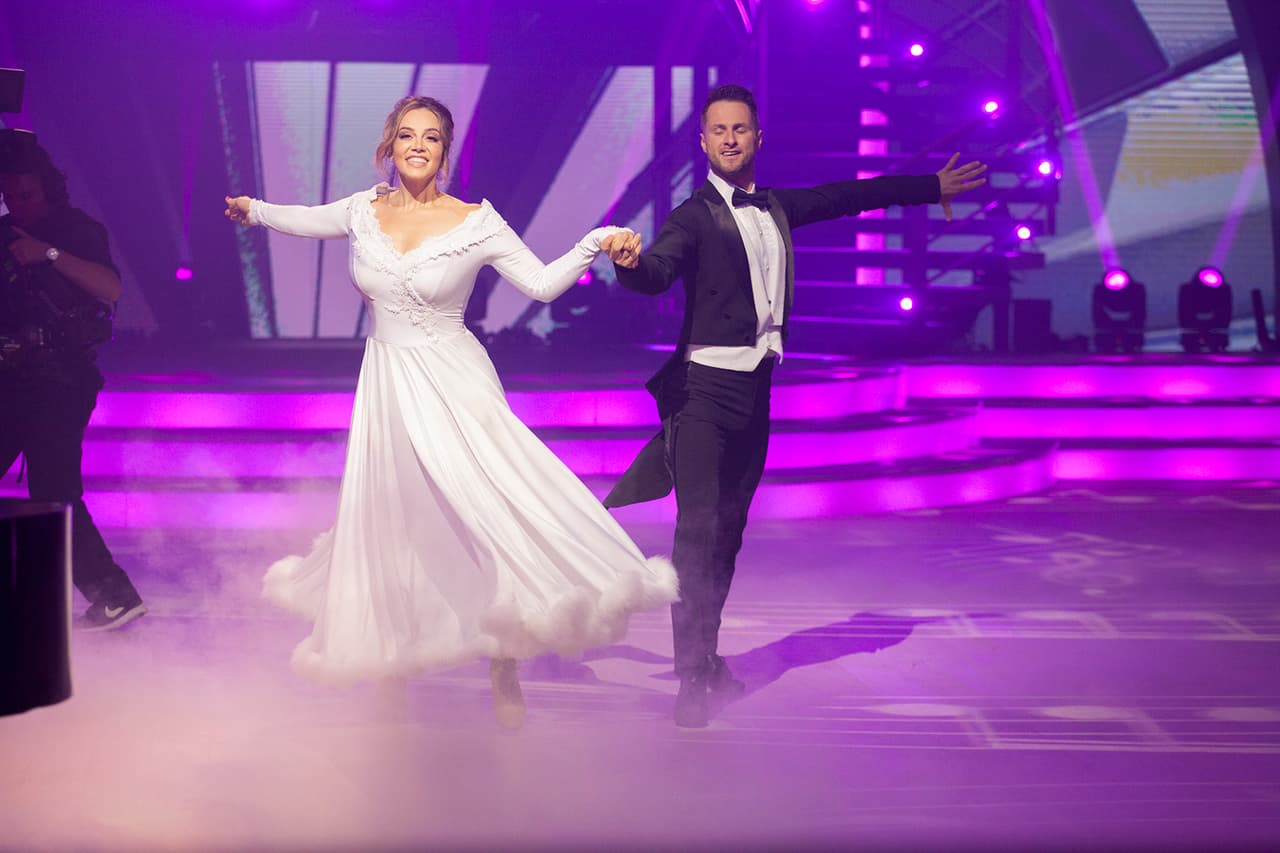 La hermana de Jenni Rivera se dejó llevar por su bailarín Christian Millette y ambos ofrecieron un número bastante aceptable, que fue del agrado de los jueces.
