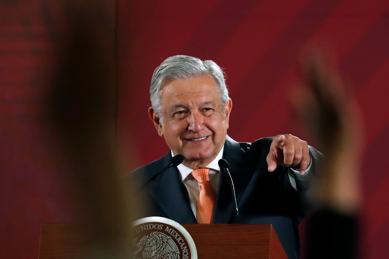 El presidente mexicano Andrés Manuel López Obrador responde preguntas de los periodistas durante su conferencia de prensa matutina diaria en el Palacio Nacional, en la Ciudad de México.