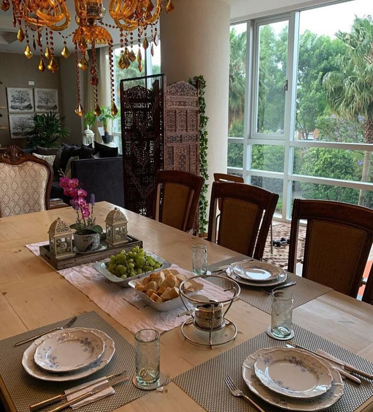 "Sabíamos que la convivencia entre una menopaúsica, una preadolescente y un adolescente de tiempo completo no sería fácil", dijo.
<br>