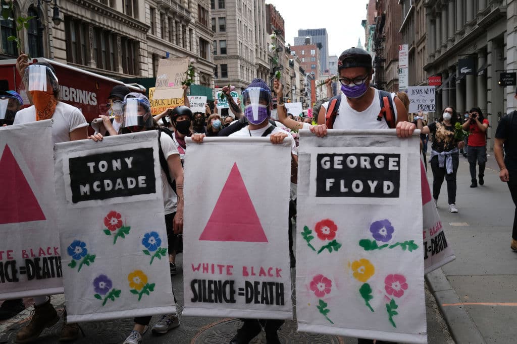 Después de una noche de protestas a menudo violentas, continuaron las manifestaciones con letreros y consignas en Manhattan, Nueva York, este martes.