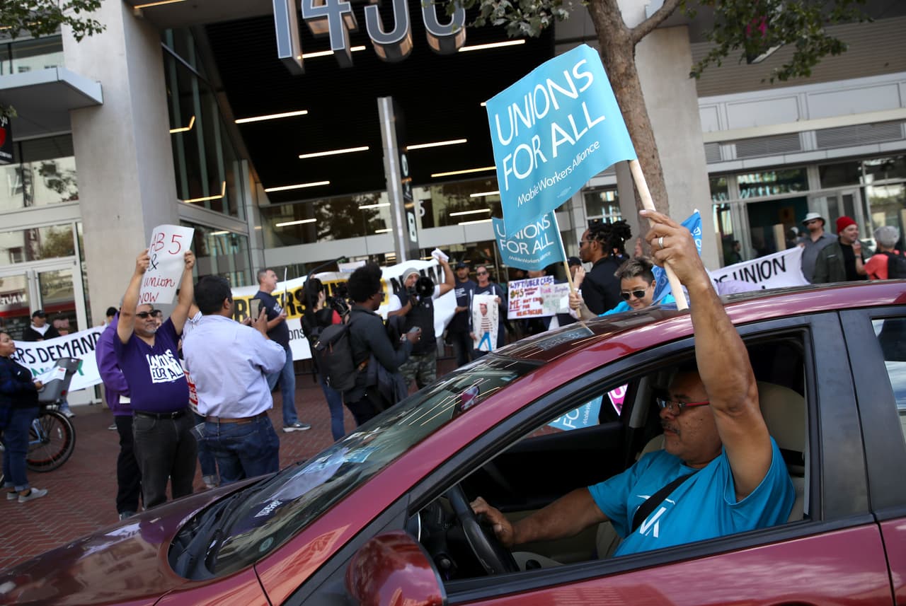 Decenas de choferes de Uber y Lyft se manifestaron este martes frente a la sede de Uber en San Francisco para exigir la aprobación del proyecto de ley AB 5, que entre otras cosas, les daría el derecho a formar un sindicato.