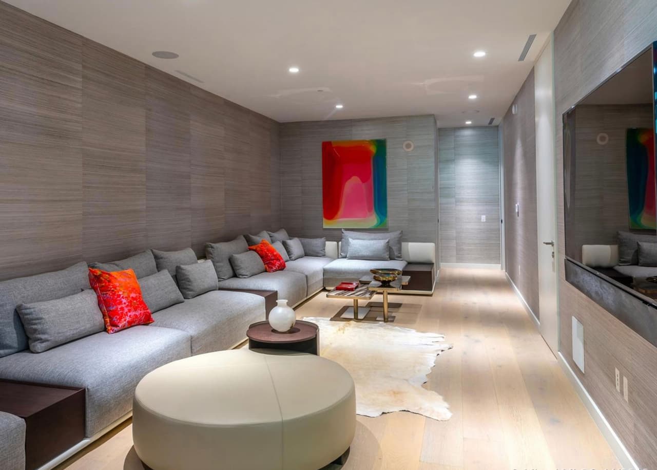 Cuenta con un total de 6,246 metros cuadrados y ha sido acondicionado con los más finos acabados.