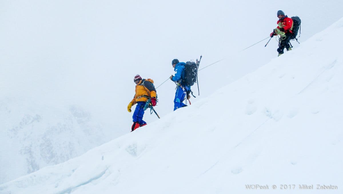 Tres españoles que buscaban unir las cumbres de dos cerros en la fontera entre Pakistán y China, salvaron la vida de un alpinista italiano que llevaba cuatro días sin poder moverse de su tienda.