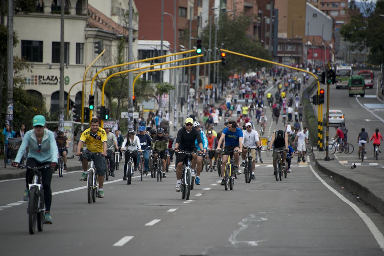 El evento llamado Ciclovía, que cierra las calles de Bogotá todos los domingos entre las 7 am y las 2pm.