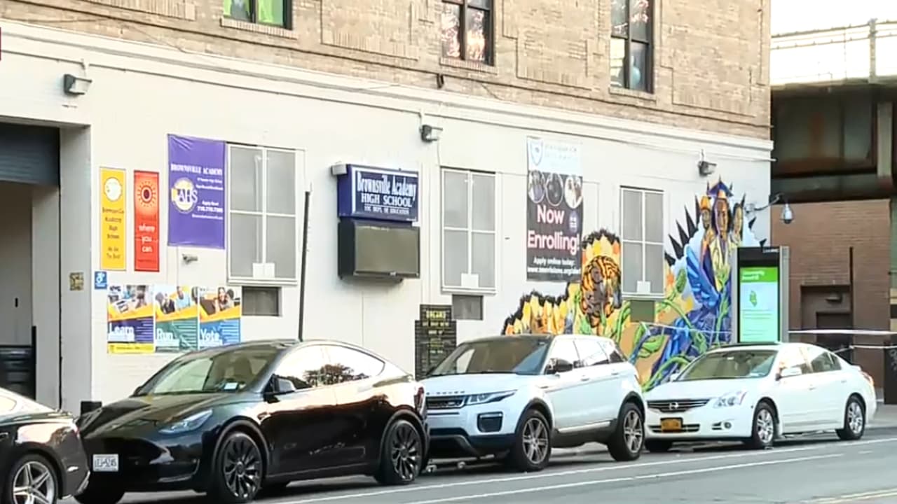 Apuñalan a 3 adolescentes frente a una escuela de Brooklyn, uno está en condición crítica