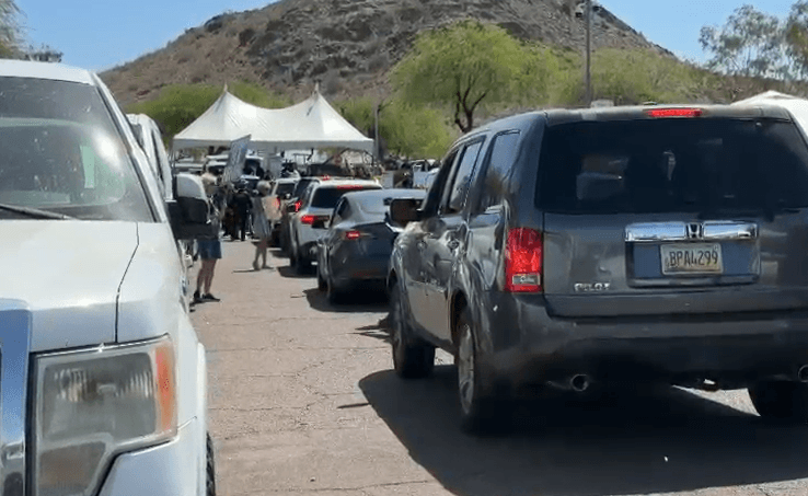 Afuera, se veían
<b> largas filas </b>de quienes querían ingresar, tanto en vehículo como a pie.