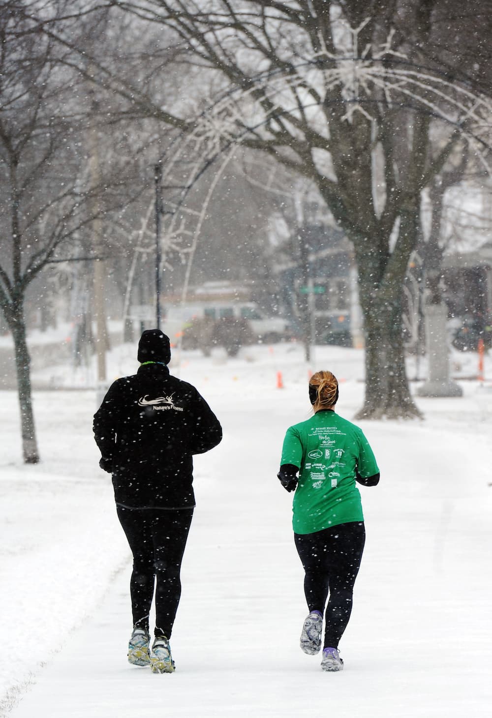 El frío y la nieve no impiden a algunos salir a correr