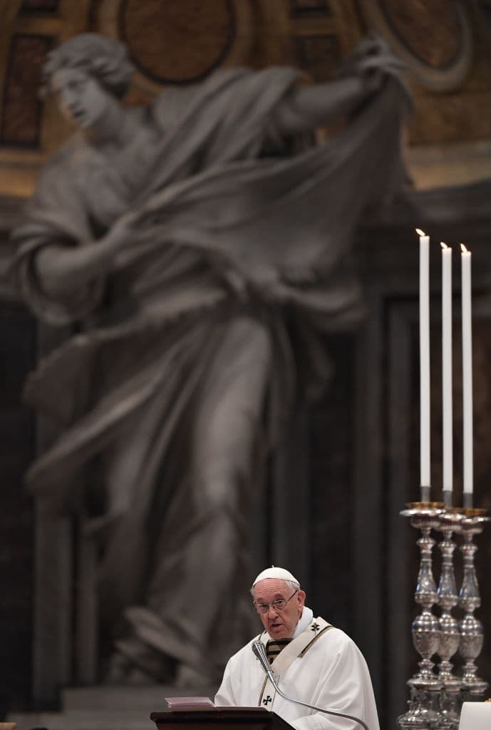 El Santo Padre durante la misa también bendijo los sagrados óleos que serán usados el resto del año.