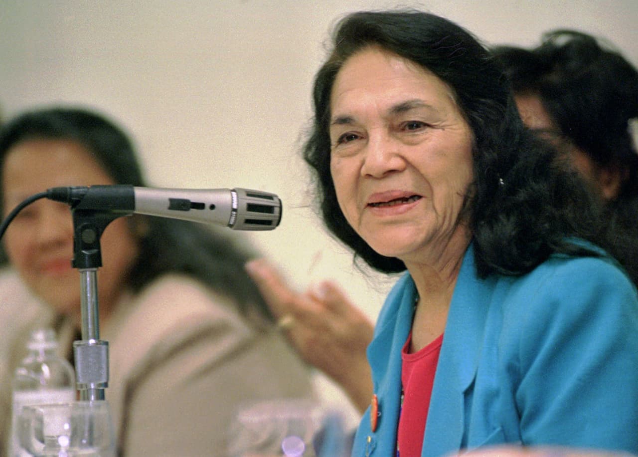 “Mi mamá nunca me obligó a servir a mis hermanos. Creo que esa es una lección importante, especialmente para los latinos porque se espera que las mujeres sean quien sirvan o cocinen o lo que sea. No en nuestra familia. Ahí todos éramos iguales”, ha contado Huerta, quien ha sido fuente de inspiración para muchas feministas.