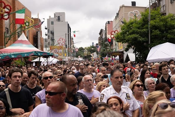 Miles de personas acuden a ver la procesión y disfrutar de la música, la alegría y la esperanza.