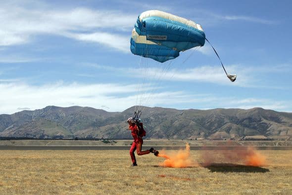 A pesar de que en 2010 sólo 21 personas perdieron la vida al practicar este deporte extremo, una muerte por cada 142 mil saltos, las aseguradoras siguen teniendo especial cuidado con los usuarios que lo practican. Los riesgos del paracaidismo son obvias: el mal funcionamiento del paracaídas, un error en el aire, o la pérdida de conciencia a la hora del salto.