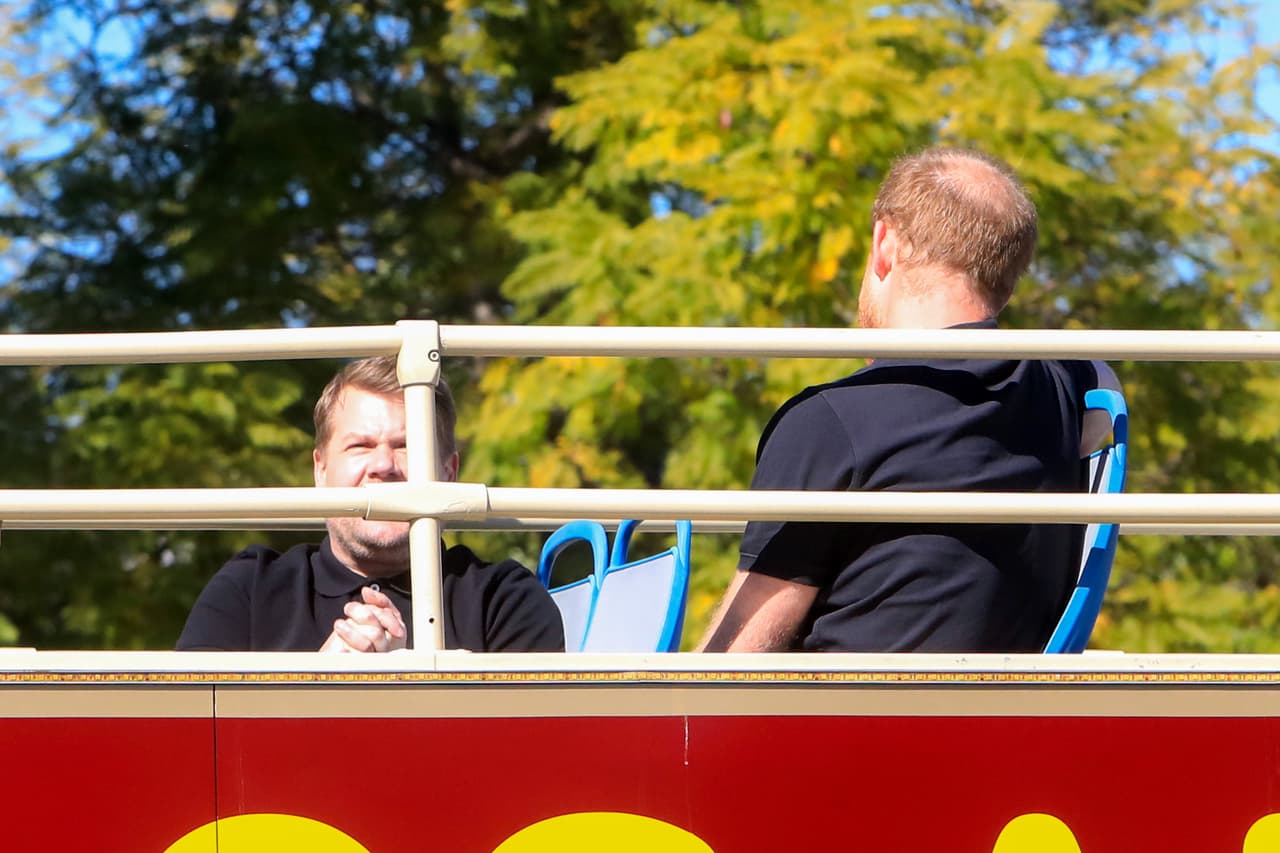 Tanto Corden como el príncipe se subieron a un autobús turístico de dos pisos para recorrer las calles de Los Ángeles. El hijo menor de Lady Diana 
<b><a href="https://people.com/royals/prince-harry-james-corden-had-great-time-filming-carpool-karaoke/" target="_blank">habló sobre su actual vida en EEUU y el "enfoque"</a></b> que le está dando, según una fuente del portal de la revista People.