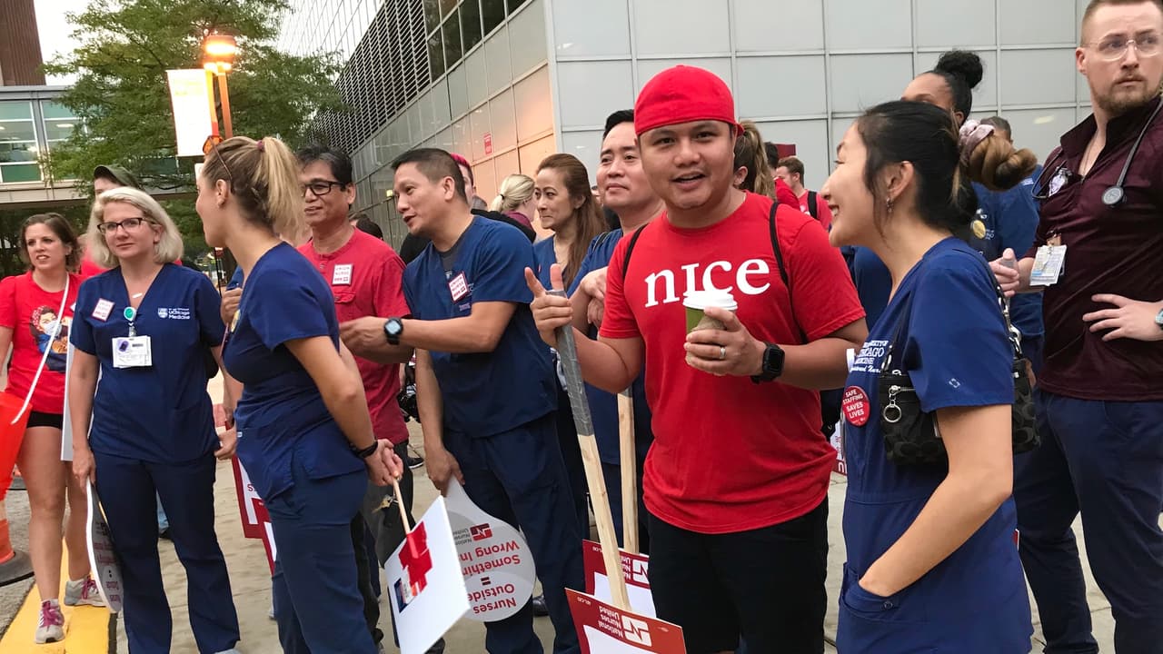 Enfermeras y enfermeros inician huelga para pedir mejores condiciones laborales en el Hospital de la Universida de Chicago.