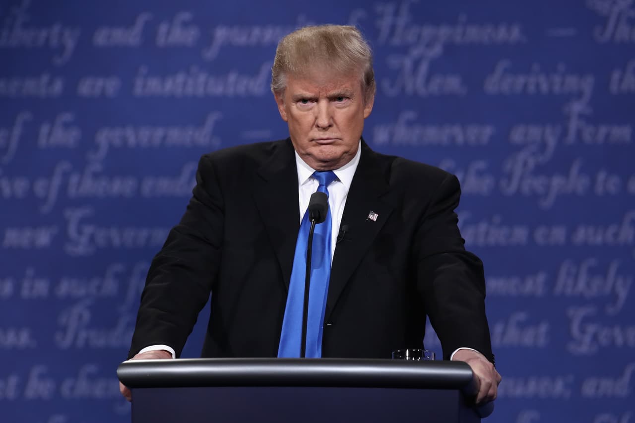 El ceño fruncido de Donald Trump es una expresión recurrente al escuchar la intervención de su contrincante, o del moderador del debate.
<br>