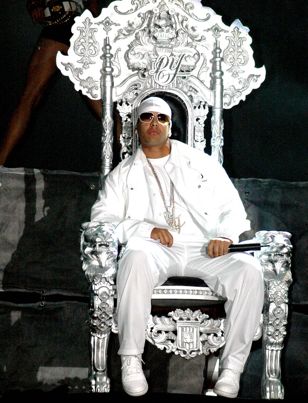 Durante su actuación en esa edición de Premio Lo Nuestro, 
<b><a href="https://www.univision.com/especiales/premio-lo-nuestro/el-reggaeton-gana-terreno-y-daddy-yankee-hace-la-mejor-presentacion-de-la-historia-en-premio-lo-nuestro-en-2005-fotos">Daddy Yankee entró al American Airlines Arena a bordo de un Lamborghini rojo</a></b> que bajó desde el techo mientras cantaba ‘Gasolina’.