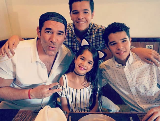Los hijos biológicos de
<b><a href="http://www.univision.com/temas/eduardo-santamarina">Lalo</a></b> son los gemelos
<b><a href="http://www.univision.com/programas/super-momentos-de-novela/itati-cantoral-y-jesus-ochoa-estrenaron-obra-de-teatro-los-hijos-de-actriz-la-acompanaron-en-todo-momento-fotos">José Eduardo y Roberto Miguel</a></b>, además de la pequeña
<b><a href="http://www.univision.com/shows/despierta-america/eduardo-santamarina-abrio-su-corazon-y-nos-conto-del-padecimiento-de-su-hija-video">Julia</a></b>.