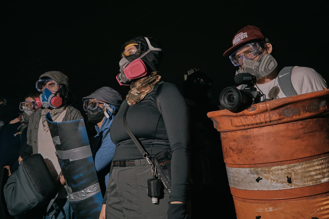 Manifestantes bloquean con barricadas un portón a las afueras del centro de detención Delaney Hall el miércoles 27 de mayo de 2026, en Newark, N.J. (Foto AP/Andres Kudacki)