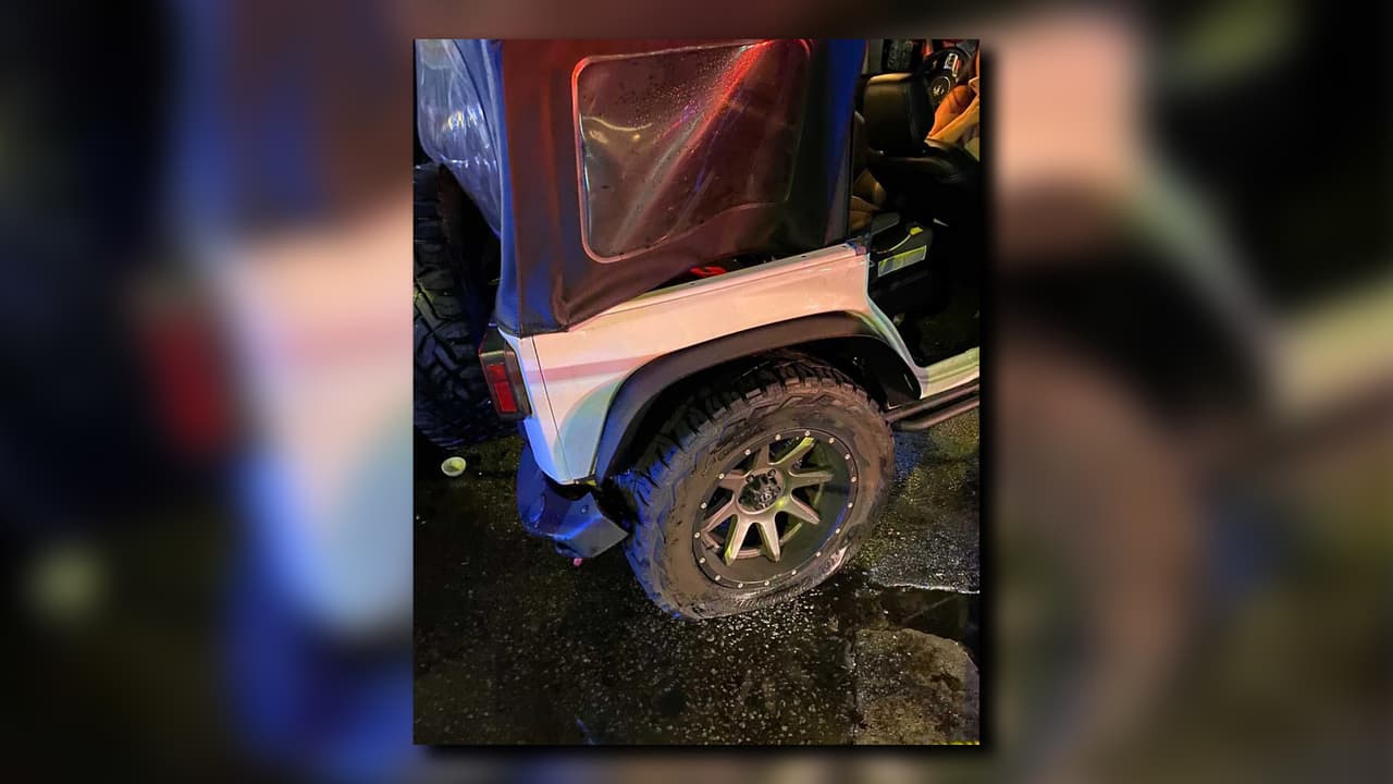 El Jeep entró en un estacionamiento y chocó contra tres autos. El Cadillac golpeó al peatón, volcó y dañó otros dos autos.