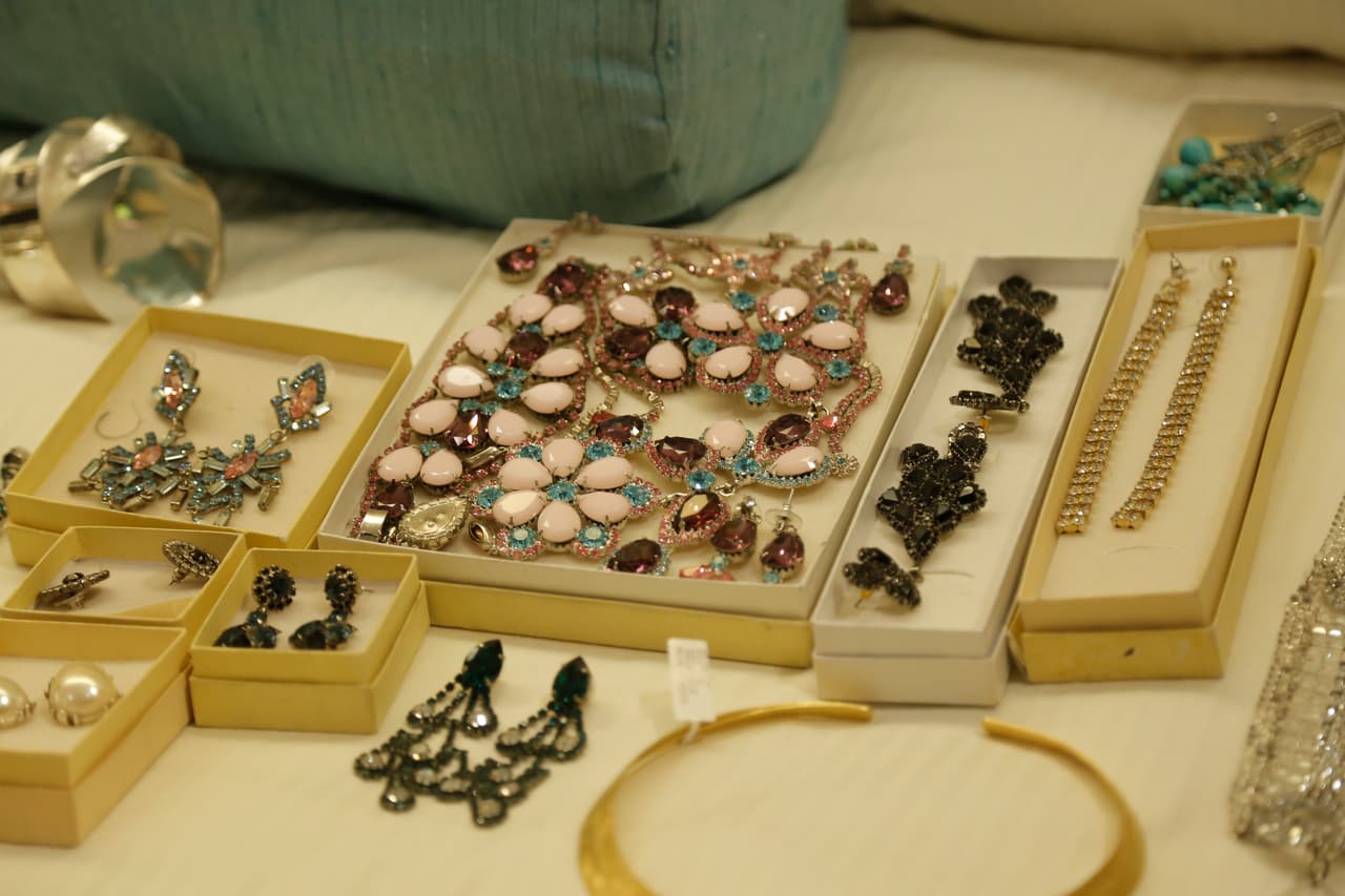 La selección de accesorios fue muy cuidada para que la sexy conductora luciera espectacular.