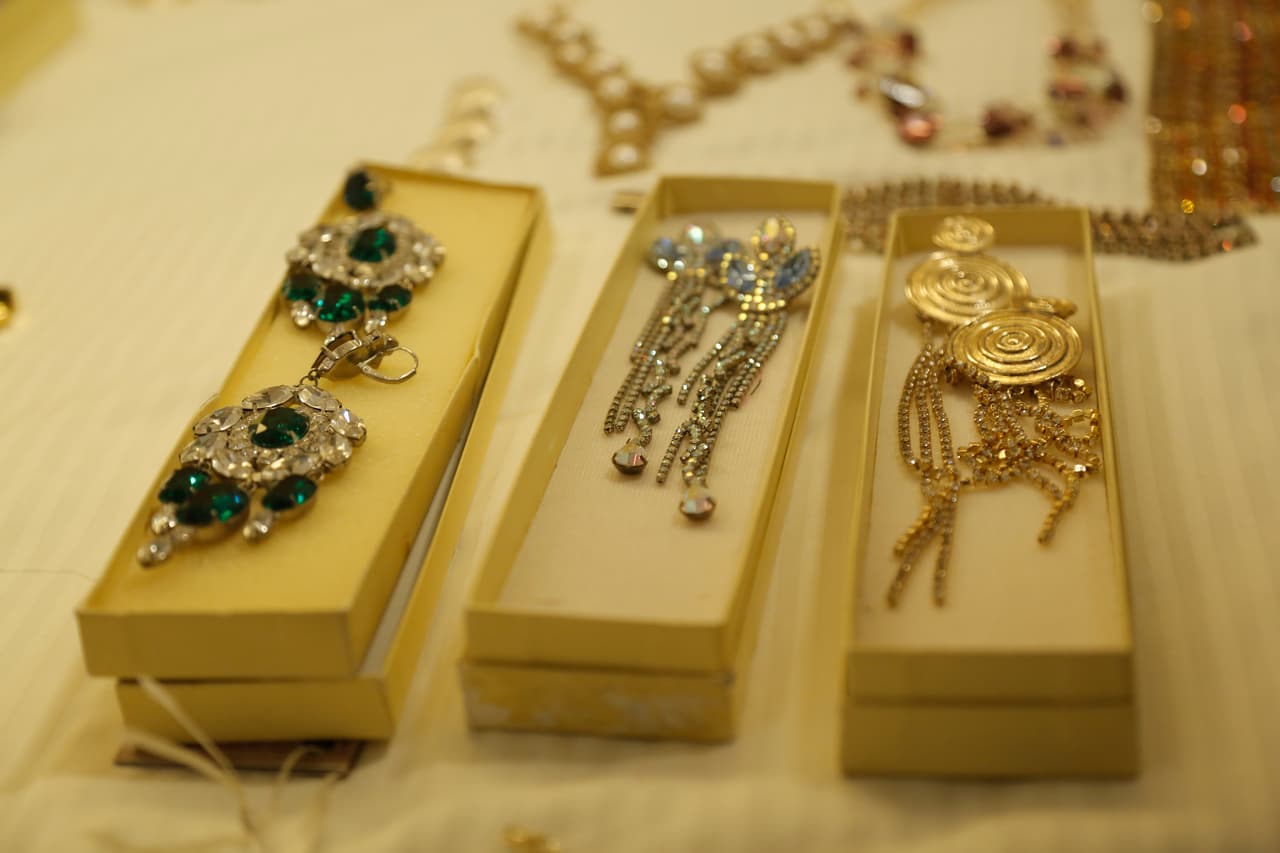 Tambien collares largos y gargantillas para cada atuendo.