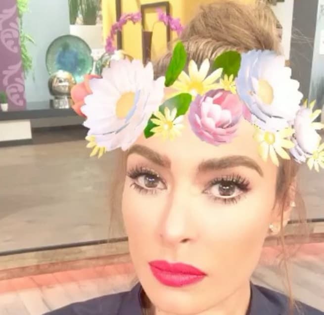 Si la primavera es tu estación del año favorita, no dejes de llevar las flores en la cabeza, así como ella.