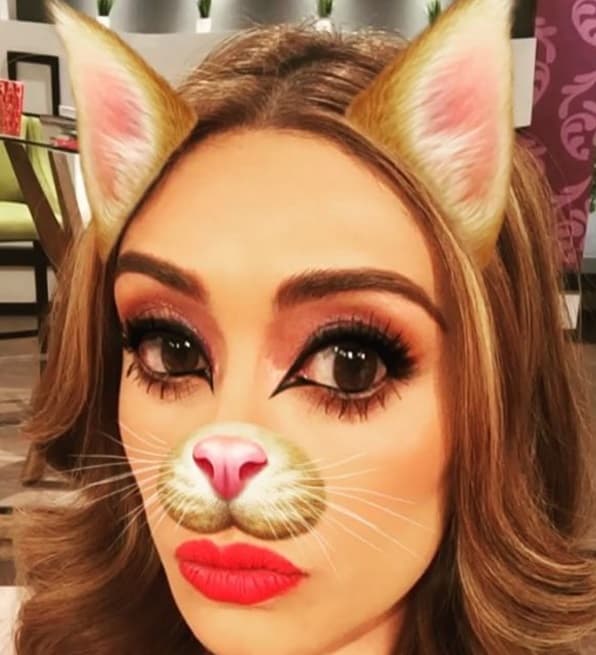 Cuando bajó a su teléfono celular la aplicación de Snapchat descubrió que esta era una de sus debilidades. Con el filtro de gatita sí que se divirtió.
