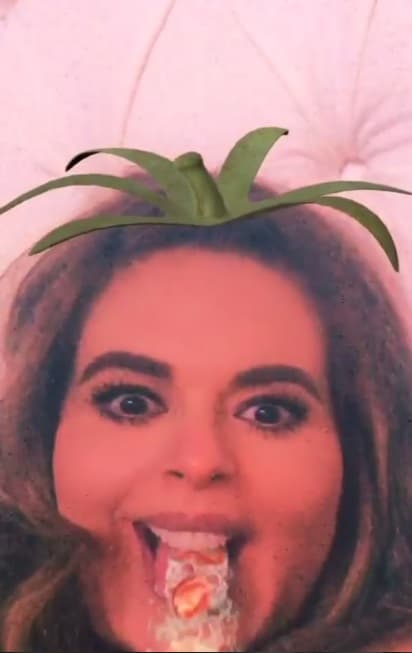 ¡Qué divertido! Se nota que pasa las horas pegada a su teléfono celular.