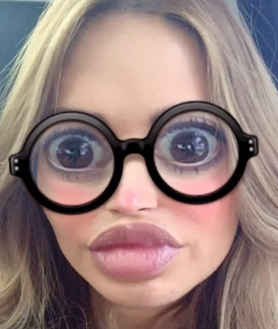 Si quieres un besito Galilea te da uno, aunque con esos lentes podría ser otra chica.