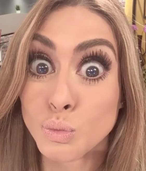 Si no sabes como poner ojos de sorpresa, cópiale este estilo a Galilea.