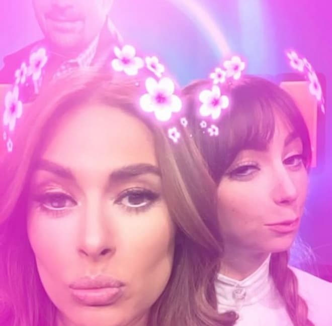 Nadie de los que tiene alrededor se resiste a seguirle el jueguito.