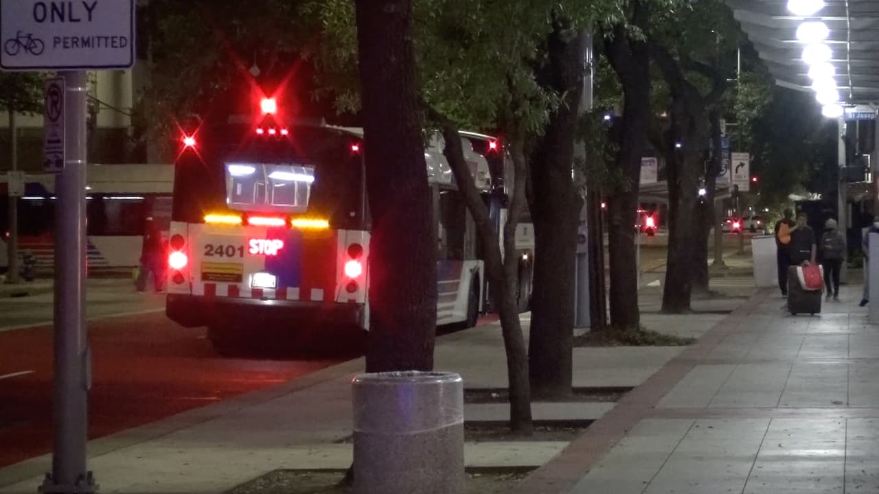  Hombre en silla de ruedas balea a un sospechoso que intentó robarlo en una estación de Metro