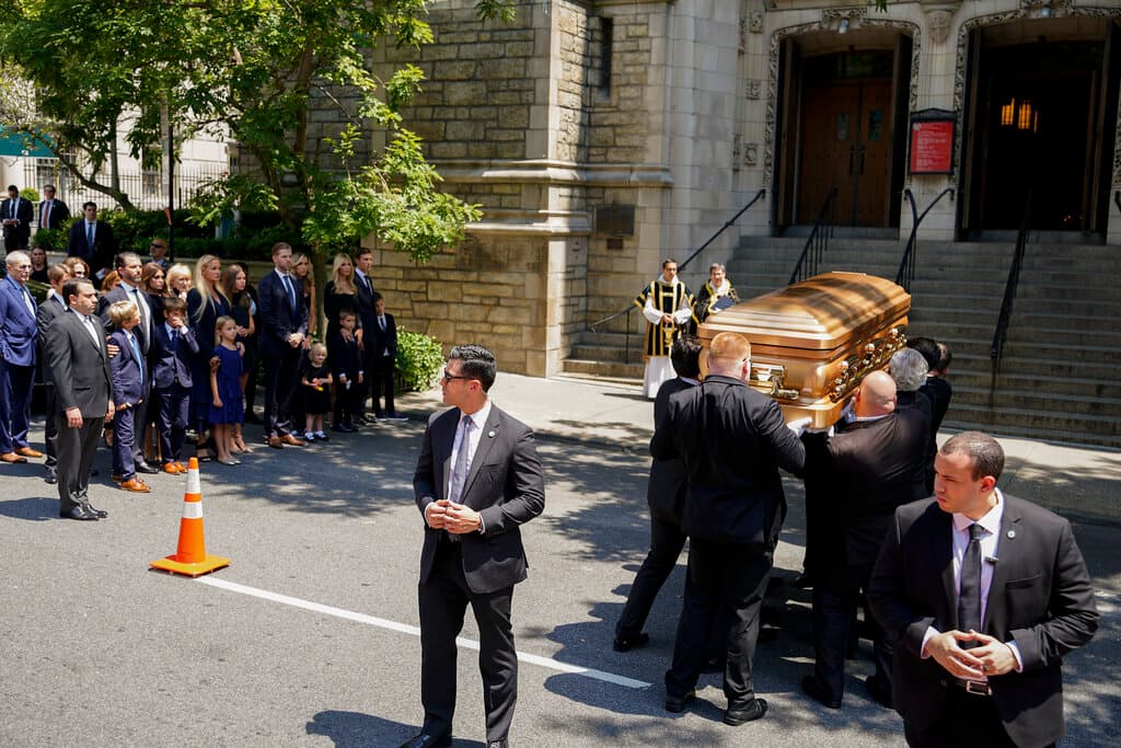 Varios de ellos tomaron la palabra durante el acto para recordar a la exmodelo y empresaria, que emigró de Checoslovaquia a Estados Unidos y que en 1977 se casó con Trump, formando una de las parejas más populares durante aquella época.
<br>