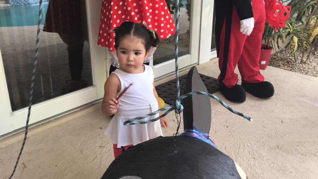 A falta de palo, Giulietta encontró uno de su tamaño para pegarle.