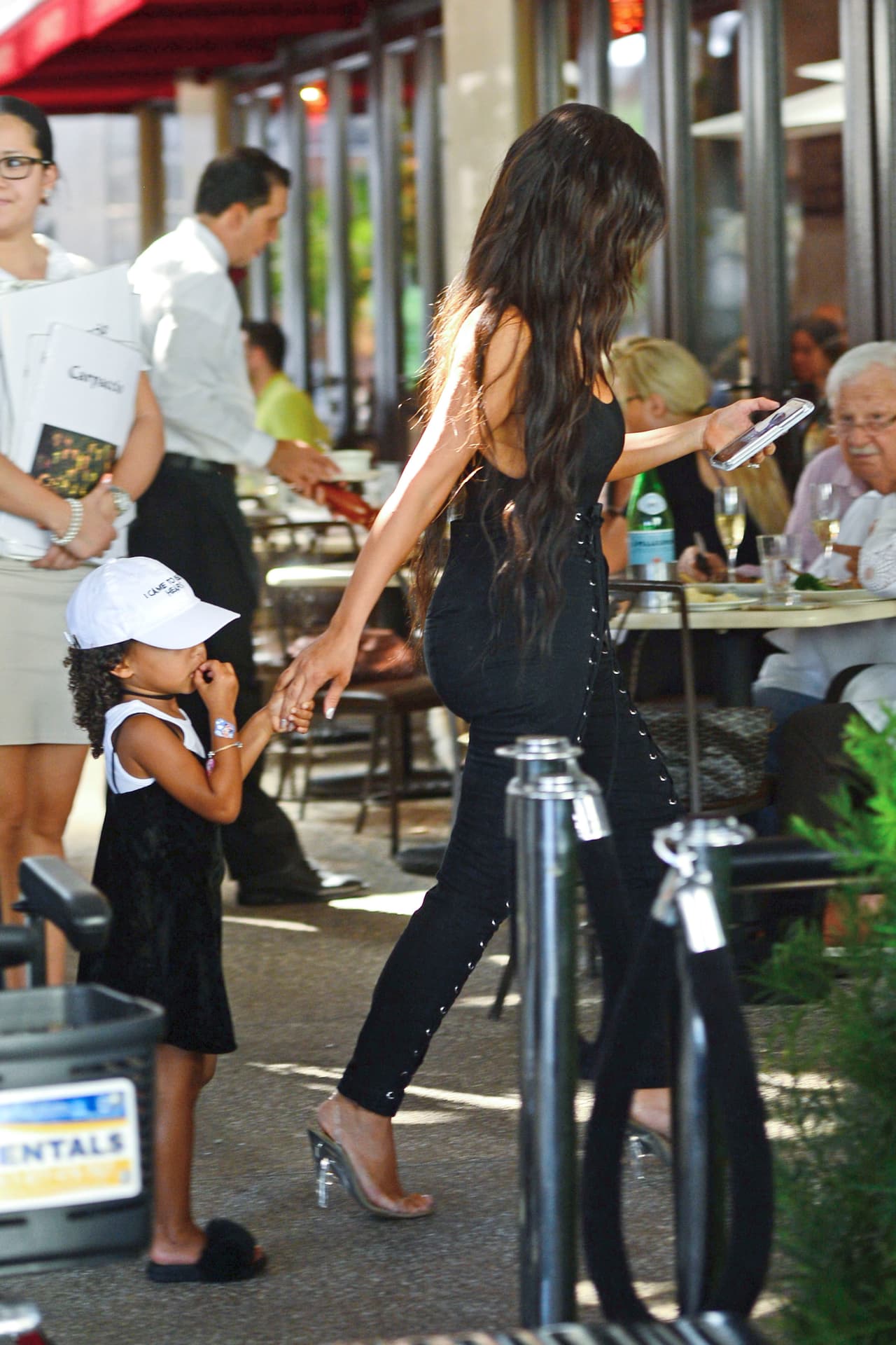 Kim lució su figura en ajustados jeans.