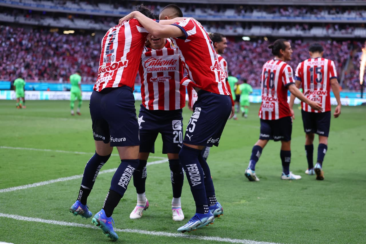 A días del Clásico, Chivas anuncia la renovación de dos de sus figuras
