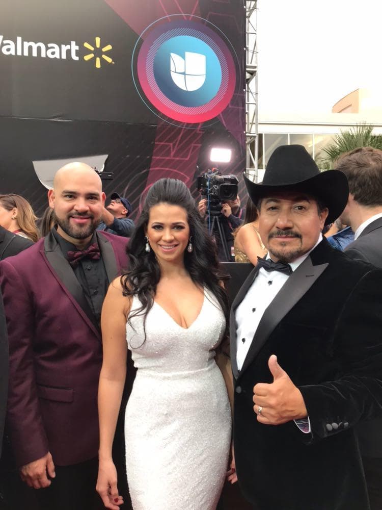 Si tú tienes un evento de prom, celebración de 15 años u otra fiesta en la que debes utilizar un traje de gala, entra al concurso y La Mala será tu madrina de vestido.