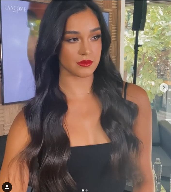 La joven lució una cabellera suelta gracias a Iñiguez, quien ha trabajado con otras famosas como Ela Velden, Bárbara López y Paty Cantú, de acuerdo con información del sitio 
<b><a href="https://www.lasestrellas.tv/espectaculos-1/famosos-1/hija-biby-gaytan-alejandra-modelo-maquillaje" target="_blank">Las Estrellas</a></b>. 
<br>