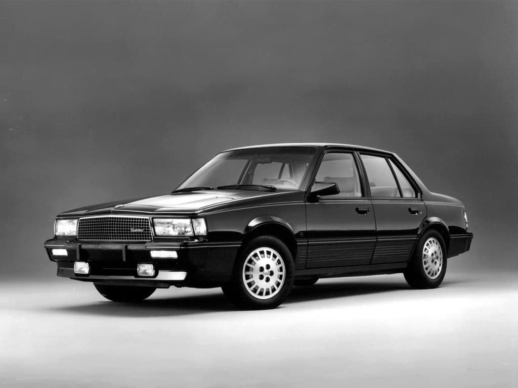 8. 
<b>Cadillac Cimarron 1982-1988</b>: El Cimarron fue la versión de Cadillac del auto J de General Motors. Por más emblemas y adornos que Cadillac le agregó al pequeño compacto, este nunca estuvo a la par de su competencia europea. Los BMW y Mercedes-Benz que el Cimarron pretendía emular lo dejaban atrás en todos los aspectos y el público supo ver que no era más que un 
<b>Chevrolet Cavalier disfrazado de Cadillac</b>.