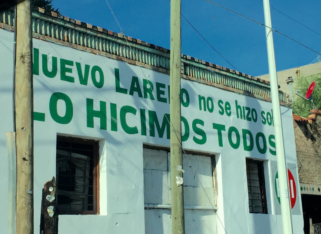 "Nuevo Laredo no se hizo solo, lo hicimos todos", dice este mural del PRI en el centro de la ciudad.