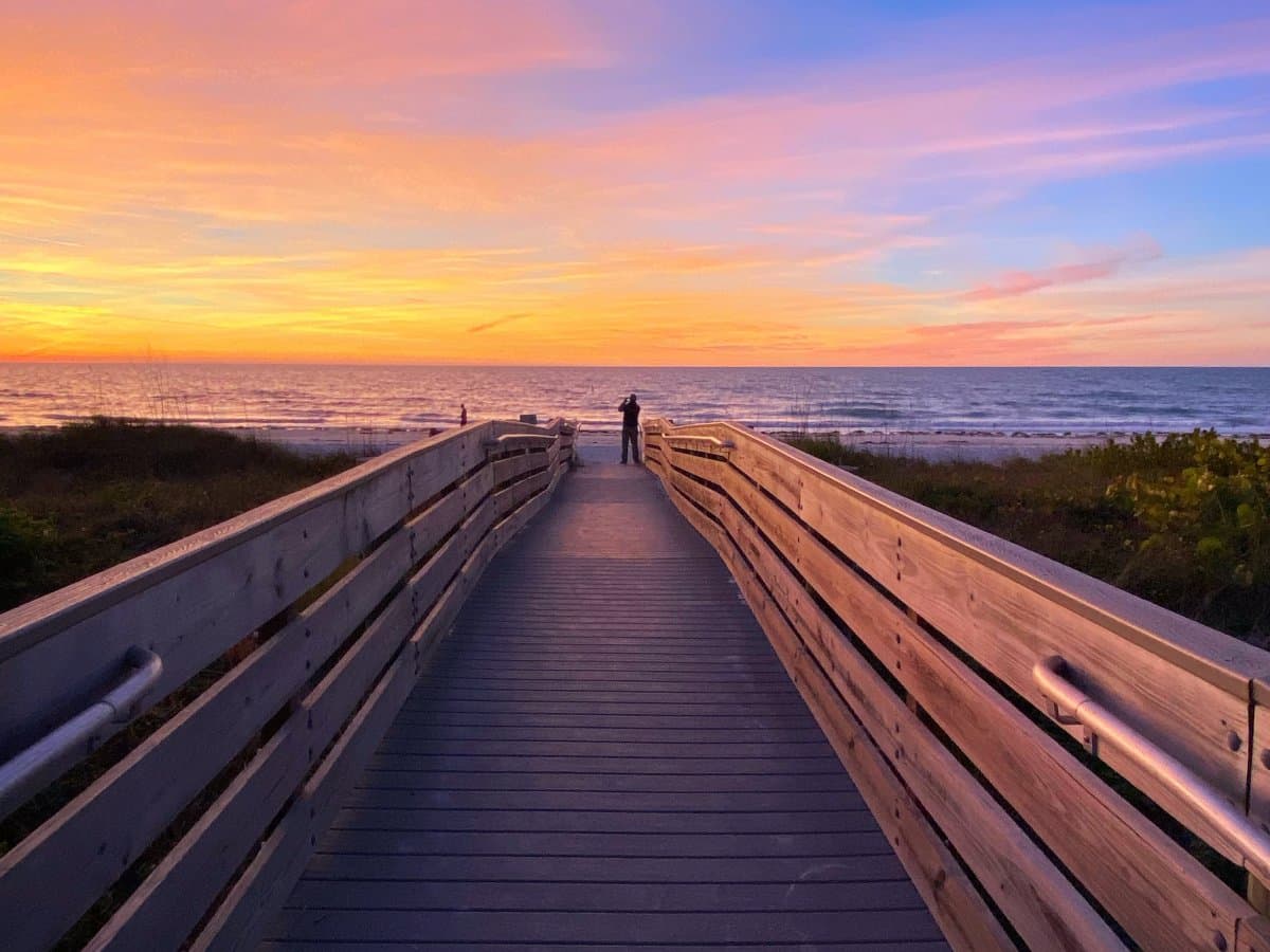 <h3 class="cms-H3-H3"><b><a href="https://maps.app.goo.gl/a6GwFrAK7D9Z7boWA" target="_blank">Indian Shores & Indian Rocks Beach: </a></b></h3>
<br>
<br>La atracción principal de esta comunidad es el largo tramo de playas. Indian Shores es ideal para la gente buscando un ambiente más relajante. Otra actividad en el área incluye el
<b>Seaside Seabird Sanctuary,</b> una organización sin fines de lucro dedicada al rescate y rehabilitación de aves.