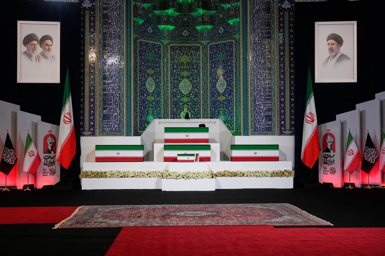 “Estamos aquí para mostrar que su camino continuará, y cada una de estas personas continuará por su camino con los puños apretados, y pronto ciertamente vengaremos su muerte contra Estados Unidos e Israel”, dijo la doliente Sahar Zaraatgar.