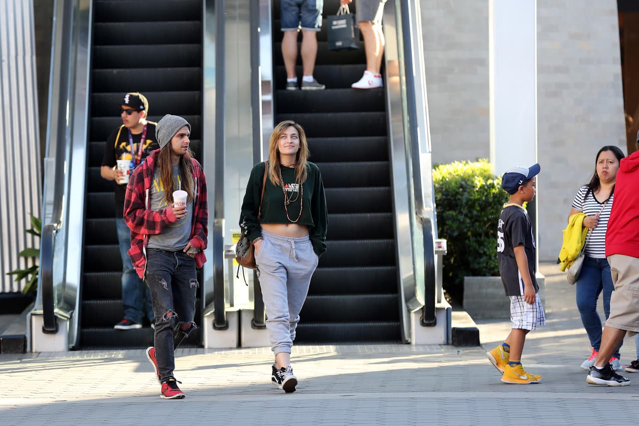 Después, una fuente le dijo a Entertainment Tonight que la única hija mujer del ‘Rey del pop’ sufrió un accidente en su casa que requería tratamiento médico y una breve hospitalización, agregando que “actualmente está descansando en su casa”.