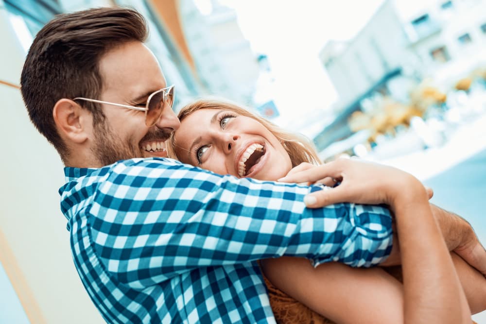 Acuario no es demasiado amante del compromiso. Prefiere la libertad a atarse de forma absoluta de por vida. Eso sí, si siente que ha encontrado a la persona de sus sueños, entonces se deja cazar y se mantiene fiel y cariñoso.