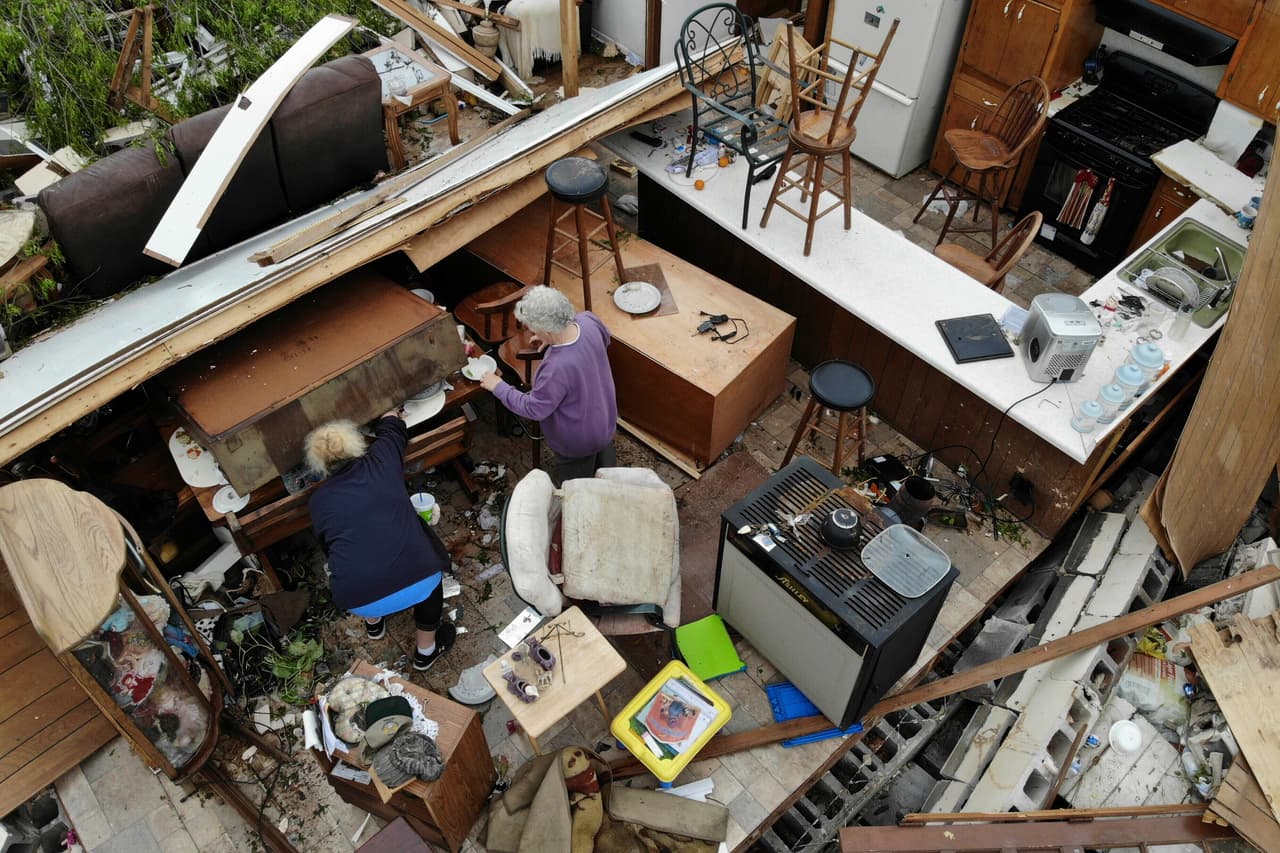 Residentes de Chatsworth, Georgia, buscan sus pertenencias entre los escombros que dejó el paso de un tornado. Las tormentas en el sureste del país, una tragedia que se suma a la pandemia de coronavirus, han causado hasta el momento al menos 30 muertes.