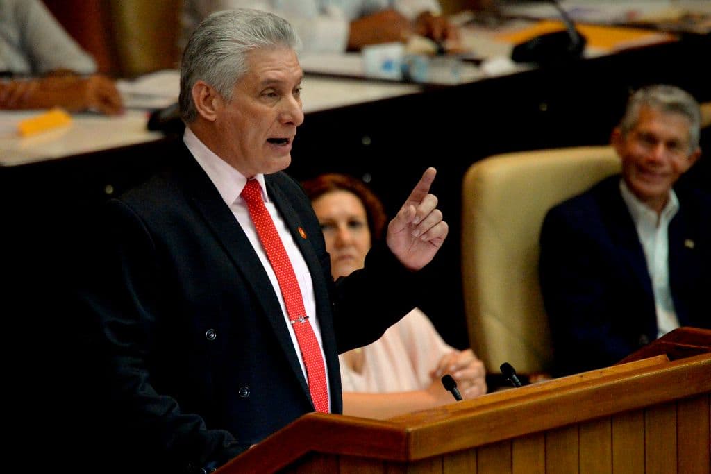 Lo último es que el gobierno, liderado por Miguel Díaz Canel, cedió a la presiones del pueblo y ya autorizó que lo viajeros que lleguen a Cuba pueden llevar sin costo adicional comida, productos de aseo y medicamentos sin límites.