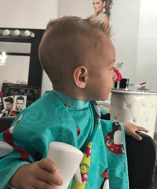 Liam cumplió en febrero de 2019 su primer año de vida y ya disfruta estos momentos con su familia. Aquí vemos al pequeño varón de Alan muy atento en la peluquería.