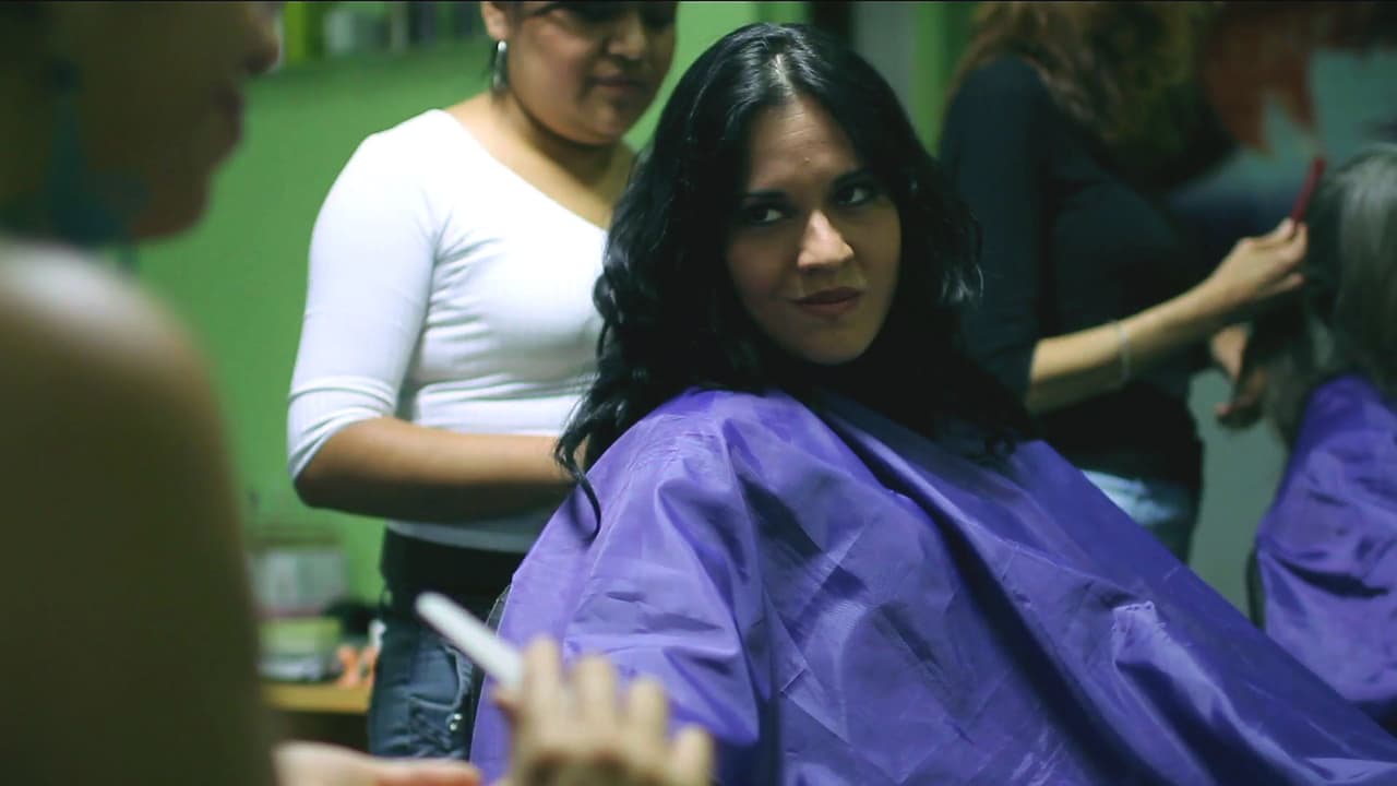 Martha y Conchita deciden salir a hacer las compras, no sin antes consentirse en el salón de belleza donde se entera que las mujeres de la colonia están enamoradas del 'hombre que lanza fuego' (Toño).
