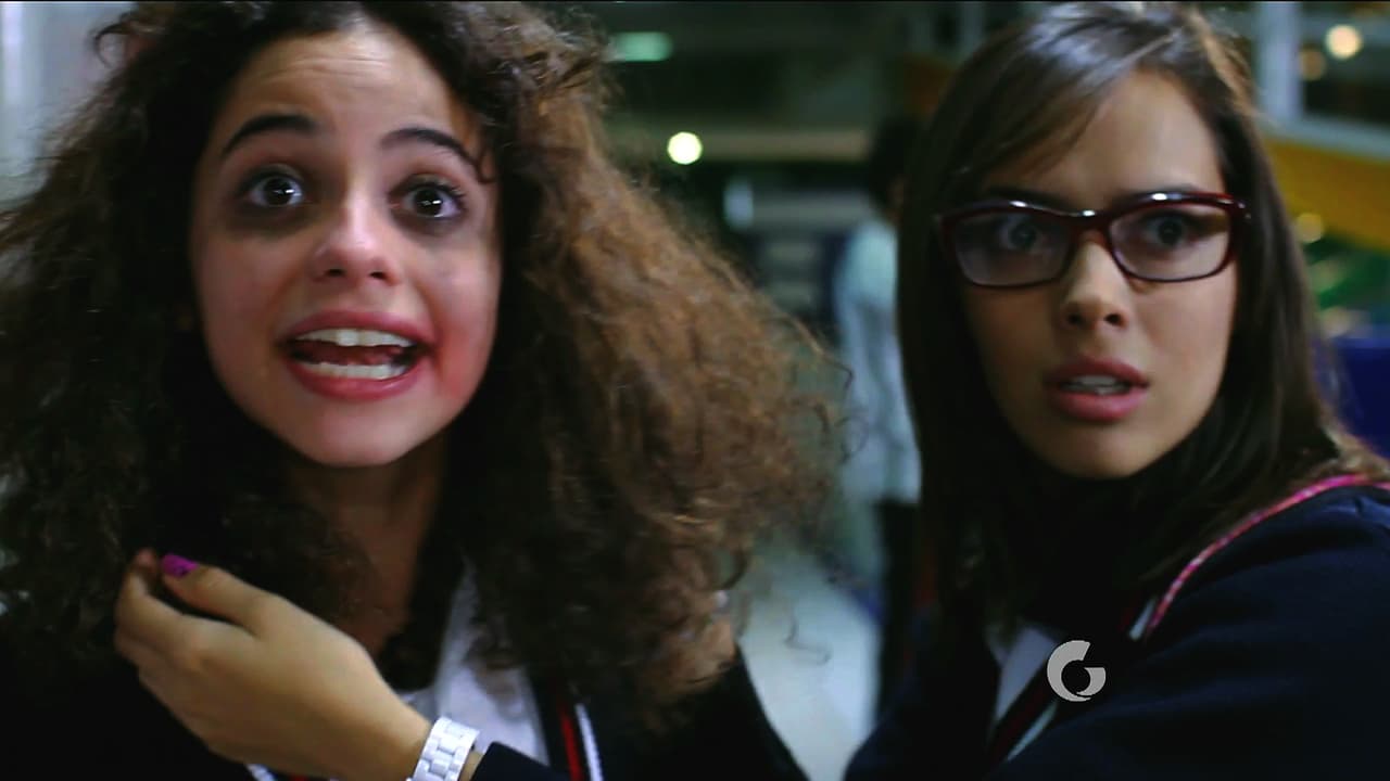 En la escuela, la mala suerte de Natalia continúa. Lety se da cuenta que su mejor amiga parece un payaso e intenta que no se encuentren de frente con Daniel.