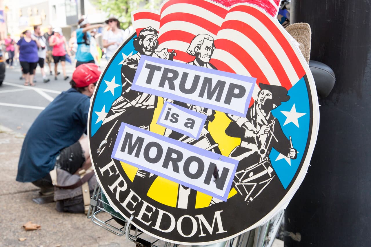 Este cartel estuvo en una marcha de los partidarios de Sanders por las calles de Filadelfia, dice “Trump es un tonto”.