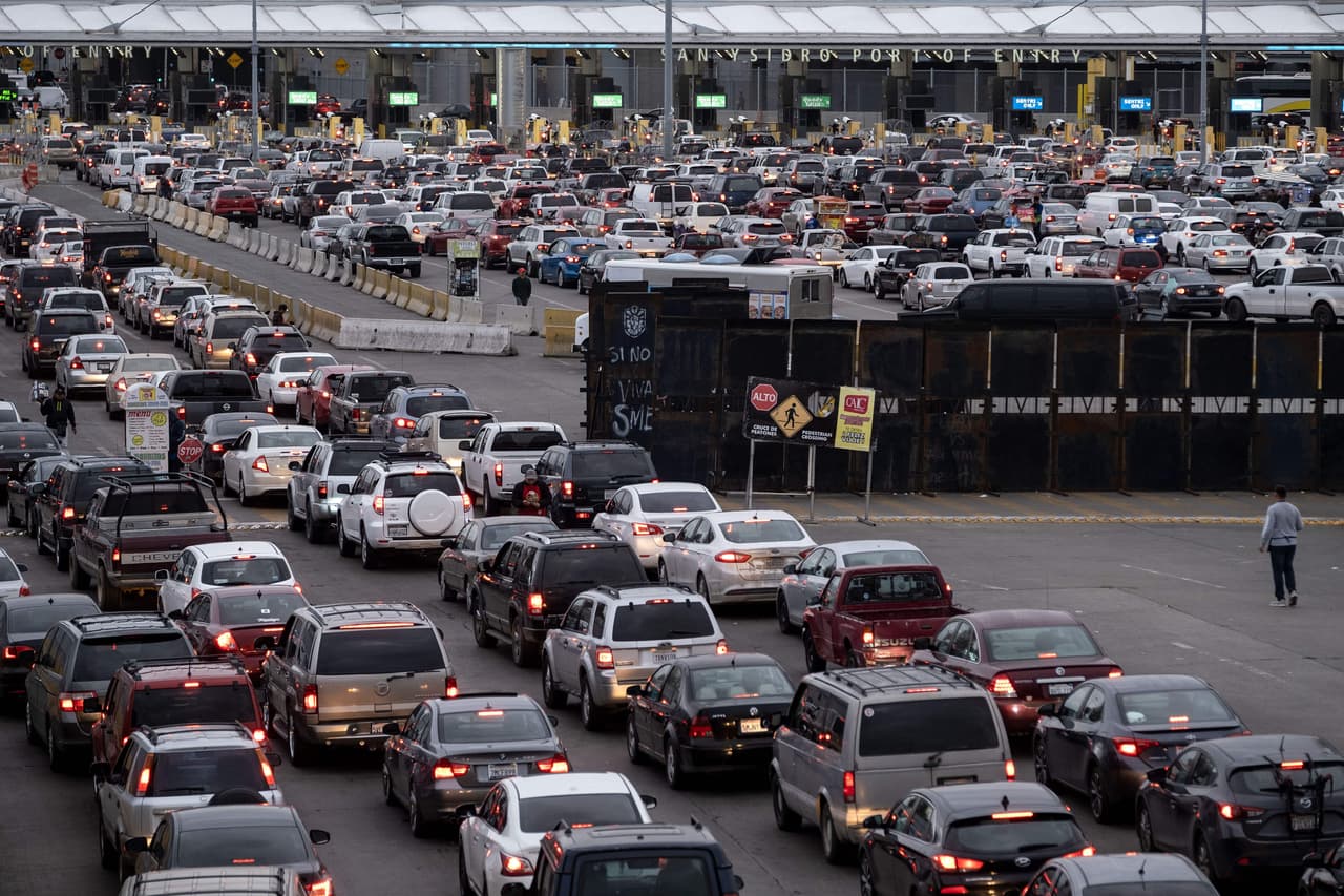 El paso fronterizo entre Tijuana y San Ysidro, el 4 de abril. "Si por alguna razón México deja de capturar y llevar a los ilegales de vuelta al lugar de donde proceden, EEUU se verá obligado a imponer un arancel del 25 por ciento a todos los autos fabricados en México y enviados por la frontera. Si eso no funciona, que lo hará, cerraré la frontera", dijo Trump vía Twitter. 
<br>